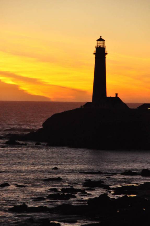 O belo farol no Pigeon Point, na rodovia One, entre San Francisco e Santa Cruz, no litoral da Califórnia, nos Estados Unidos